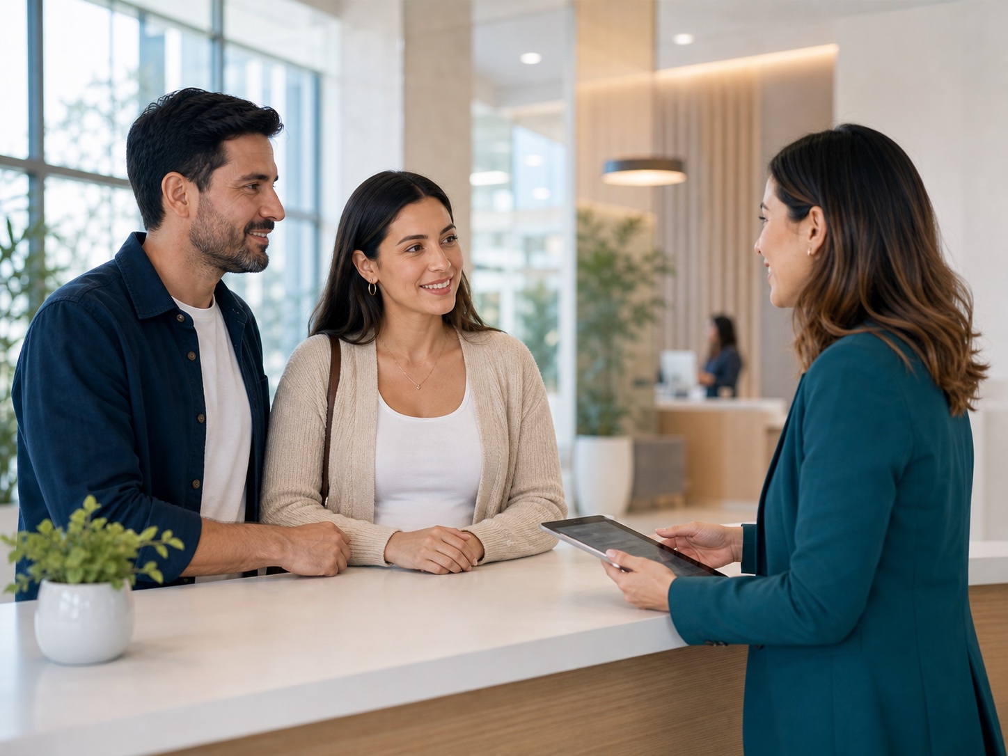 Pareja recibiendo orientación en una recepción clínica